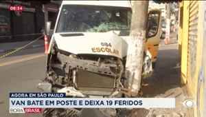 Van bate em poste e deixa 19 feridos na Grande São Paulo