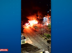 Grupo fecha avenida e incendeia ônibus em Porto Alegre
