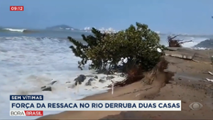 Força da ressaca do mar derruba duas casas em Macaé (RJ)
