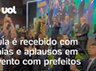Lula é recebido com vaias e aplausos em evento com prefeitos em Brasília; v