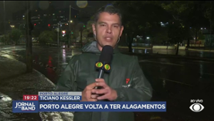 Bueiros entupidos e bombas com defeito pioram quadro de Porto Alegre