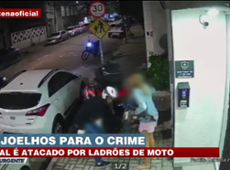 Casal é cercado por ladrões de moto no meio da rua em São Paulo