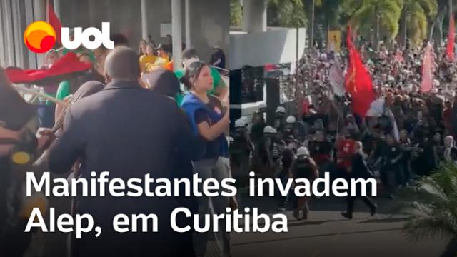 Manifestantes invadem Assembleia do Paraná contra projeto que terceiriza gestão de escolas públicas