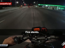 Motociclista percebe que será roubado e acelera para escapar