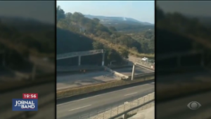 Carreta derruba passarela e bloqueia rodovia em Minas Gerais