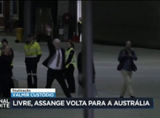 Fundador do WikiLeaks volta para a Austrália após sair da prisão