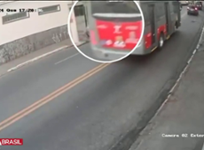 Ônibus esmaga carro contra poste em SP