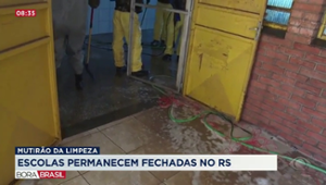 Funcionários fazem limpeza em escolas fechadas no RS