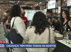 Expocachaça reúne apreciadores da bebida em BH, em Minas Gerais