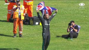 Lewis Hamilton pede bandeiras e celebra vitória com equipe Mercedes
