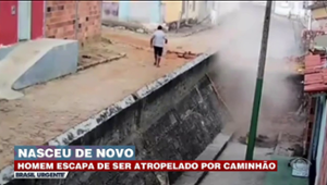 Homem escapa de ser atropelado por caminhão na Bahia