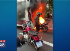 Moto pega fogo após atingir ônibus em São Paulo