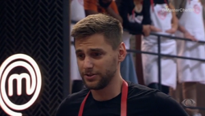 Pietro entrega cheesecake de manga "simples demais" no MasterChef