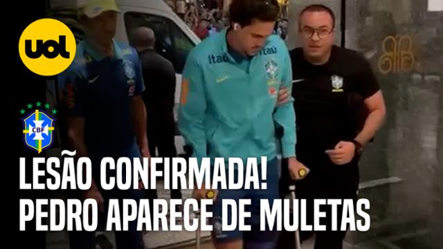 PEDRO CHEGA AO HOTEL DA SELEÇÃO DE MULETA DEPOIS DE LESÃO CONFIRMADA PELA CBF