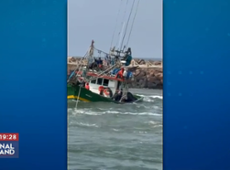 Barcos pesqueiros viram em rio, no Rio Grande do Sul