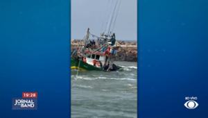 Barcos pesqueiros viram em rio, no Rio Grande do Sul