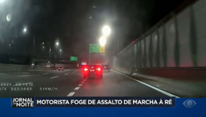 Motorista foge de assalto de marcha à ré