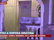 Homem mata a esposa grávida e ainda dorme ao lado dela