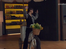 Helena Rizzo surge andando de bicicleta no MasterChef