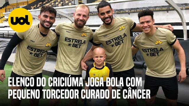 CURADO DO CÂNCER, PEQUENO TORCEDOR DO CRICIÚMA JOGA BOLA COM ATLETAS DO CLUBE