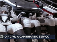 Civis caminham fora de nave no espaço pela primeira vez