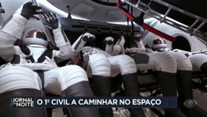 Civis caminham fora de uma nave no espaço