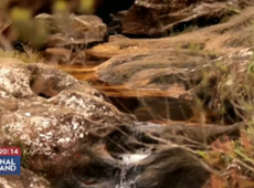 Depois de 100 dias sem chuva, cachoeira fica sem água em MG