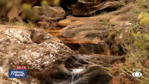 Depois de 100 dias sem chuva, cachoeira fica sem água em MG