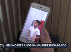 Menino de 7 anos salva bebê engasgado