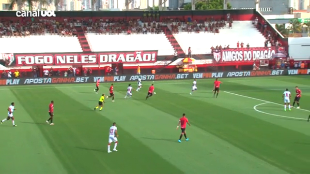 Matheusinho arrisca de fora da área e Ronaldo faz a defesa.