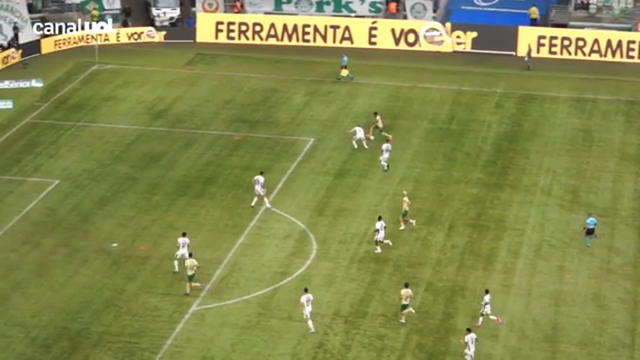 Gol contra! Tobias tenta o corte e acaba desviando pro fundo da rede.