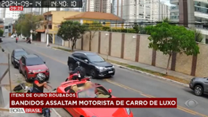 Criminosos ameaçam com arma e roubam homem em carro de luxo em SP