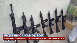 Fuzis escondidos dentro de caixas de som