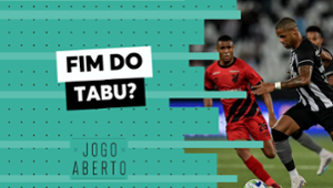 Botafogo enfrenta Athletico-PR e tenta quebrar tabu de 16 anos