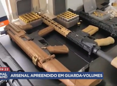 ‘Senhora das armas’ é presa e polícia apreende arsenal do crime