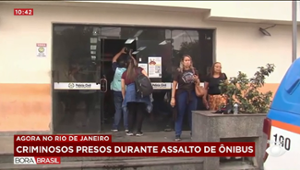 Passageiro alerta polícia de assalto em ônibus através da janela do veículo