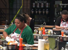 Pâmela quase derruba carré de cordeiro e assusta jurados do MasterChef