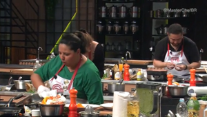 Pâmela quase derruba carré de cordeiro e assusta jurados do MasterChef