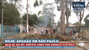 Moradores protestam após 3 dias sem energia e água