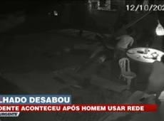 Telhado desaba após homem deitar em rede armada em pilar