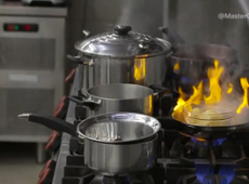 Panela pega fogo na cozinha do Fogaça em prova do MasterChef