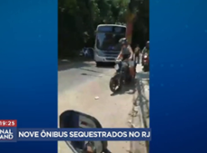 Ônibus são sequestrados e usados como barricadas por traficantes no Rio