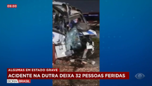 Ônibus e micro-ônibus colidem e deixam 32 feridos na Dutra (SP)