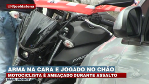 Homem tem arma apontada para a cabeça e é jogado no chão