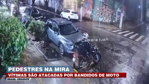 Pedestres são assaltados por bandidos violentos de moto