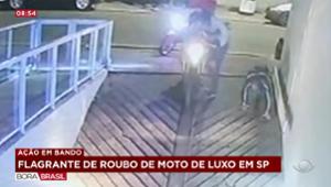 Homem tem moto BMW roubada na porta de casa na Santa Cecília, em SP