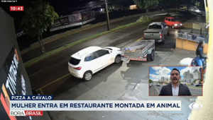 Mulher entra em restaurante montada em cavalo em MG