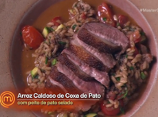 Vitor faz arroz saboroso e pato bem temperado