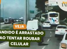 Bandido tenta roubar celular e acaba pendurado na janela do carro no RJ