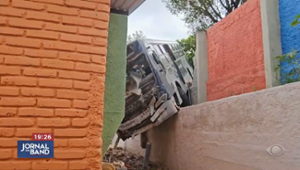 Ônibus desgovernado invade creche em Belo Horizonte